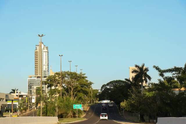 Tempo segue firme e temperaturas caem levemente no &uacute;ltimo dia de agosto