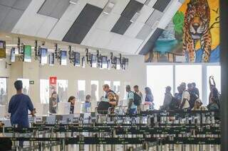 Viajantes no saguão do Aeroporto Internacional de Campo Grande (Foto: Henrique Kawaminami)