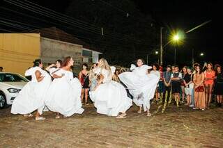 Performance com interpratações de cantiga foram realizadas na rua. (Foto: Juliano Almeida)