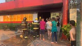 Bombeiros fazem trabalho de rescaldo no prédio do mercado (Foto: Dayene Paz)