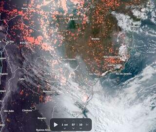 Imagem de satélite em tempo real mostra fumaça sobre Capital (Foto: Zoom Earth)