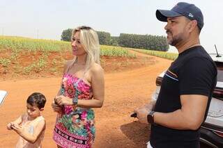 Jaqueline, o filho e o esposo Ubirajara Lima foram fotografar a plantação (Foto: Osmar Veiga)