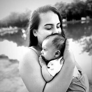 Gabrielle Montalvão, de 23 anos, com o filho nos braços, sonho que viveu só por 3 meses (Foto: Reprodução/redes sociais)