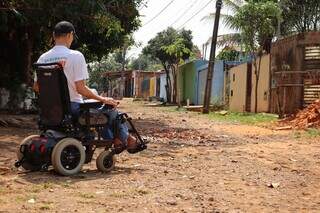 &ldquo;Zero acessibilidade&rdquo;, reclamam cadeirantes de rua sem asfalto no S&atilde;o Conrado