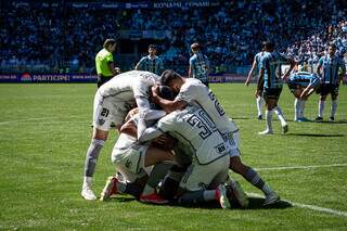 Jogadores do Atlético-MG se abraçam após gol na Arena do Grêmio (Foto: Pedro Souza/Galo)