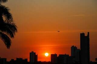 Céu aberto desta manhã deve predominar em Campo Grande (Foto: Henrique Kawaminami)