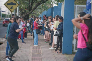 Concurseiros esperam local de prova na Capital abrir os portões. (Foto: Marcos Maluf)