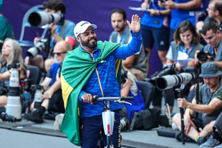 Claudiney Batista comemora medalha de ouro conquistada nos Jogos de Paris (Foto: Ana Patrícia Almeida/CPB)