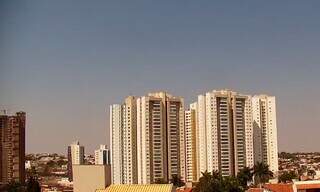 Sol brilhando forte na manhã desta segunda-feira na região central de Campo Grande (Foto: reprodução)