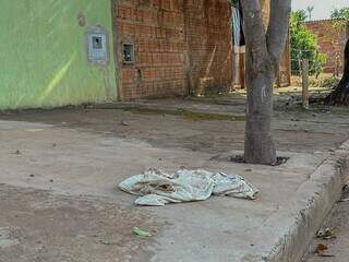 Peça de roupa com mancha de sangue da vítima. (Foto: Marcos Maluf)