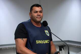 Presidente do SINDGM, Hudson Bonfim, durante fala na tribuna da Câmara Municipal (Foto: Câmara Municipal)