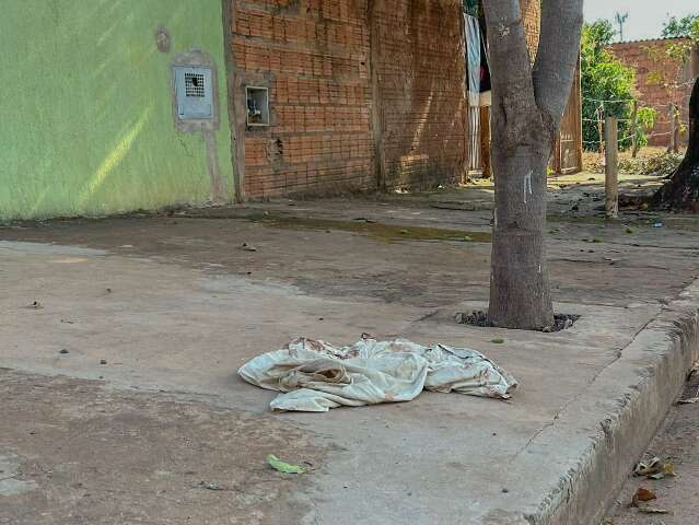 Moradores viram suspeito correndo armado ap&oacute;s atirar e atingir mulher no pesco&ccedil;o