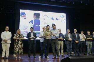 Entrega simbólica de celulares a uma agente de saúde (Foto: Paulo Francis)