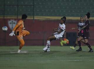 Jogadoras disputam a posse da bola no gramado do Estádio do Canindé. (Foto: Rubens Chiri/São Paulo)