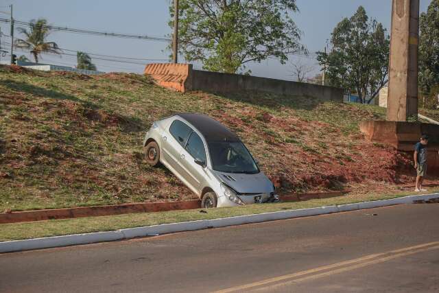 Motorista perde o controle da dire&ccedil;&atilde;o e cai em barranco no Nova Lima