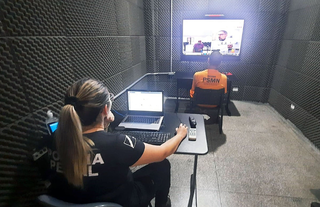 Presidiário durante audiência virtual ocorrida em uma das penitenciárias de Campo Grande (Foto: reprodução / Agepen)