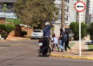 Incomodado com a situação, Maykon Contiere decidiu erguer fio para crianças não se machucarem (Foto: Osmar Veiga)