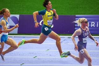 Gabriela Mendonça, no centro da imagem, correndo na pista de Paris (Foto: Silvio Avila/CPB)