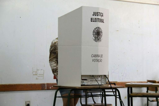 Eleitora utiliza cabine de votação da Justiça Eleitoral para exercer o voto. (Foto: Arquivo/Campo Grande News)