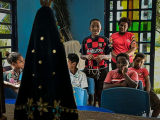 Crianças da comunidade quilombola de Furnas do Dionísio em capela de Nossa Senhora de Aparecida. (Foto: Marcos Maluf)