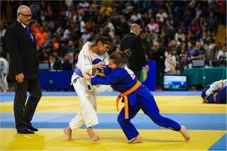 Meninas judocas disputando luta em Curitiba pelo Campeonato Brasileiro (Foto: CBJ)