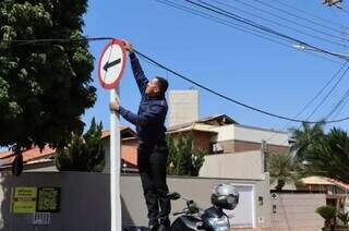 Momento em que motociclista tentou ajudar. (Foto: Direto das Ruas)