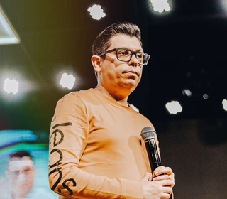 Apóstolo Denilson Fonseca durante culto na Aliançados (Foto: Reprodução/Instagram)