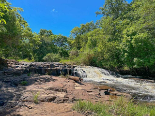 Uma das cachoeiras dentro das Furnas do Dionísio, destino procurado por turistas. (Foto: Marcos Maluf)