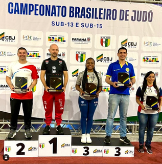 Pódio das federações de judô no Campeonato Sub-13 e Sub-15 em Curitiba (Foto: Divulgação)