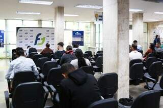 Candidatos aguardam por atendimento na Funtrab (Foto: Arquivo)