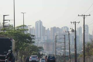 Horizonte cinzento é visto para quem desce a Avenida Euler de Azevedo em direção ao Centro de Campo Grande (Foto: Henrique Kawaminami)