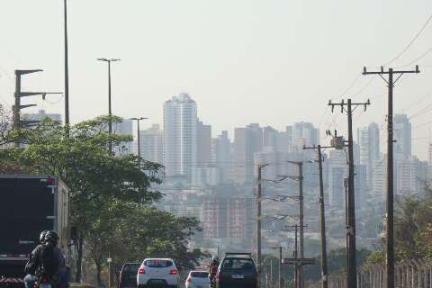 De novo, fumaça vinda de longe encobre céu de Campo Grande