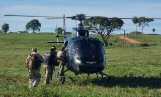 Agentes entram em helicóptero, em nova fase da Operação Nova Aliança na fronteira (Foto: Divulgação)