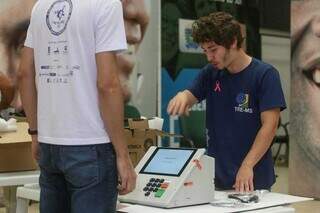 Servidores do TRE (Tribunal Regional Eleitoral) preparam urnas eletrônicas (Foto: Arquivo/Campo Grande News)