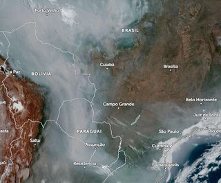 Recorte de mapa mostra fumaça cinzenta sobre Campo Grande e outras capitais, além de Paraguai e Bolívia (Imagem: Reprodução/Zoom Earth)