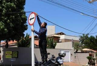 Maykon Contiere colocou fio sobre placa para evitar acidentes com motociclistas (Foto: Osmar Veiga)