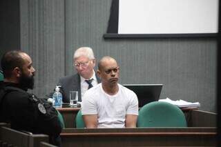 Daniel Souza Lirio, durante a sustentação oral da defesa, no Tribunal do Júri de Campo Grande. (Foto: Marcos Maluf)