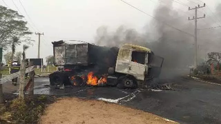 Uma das carretas ainda pegando fogo no local do acidente. (Foto: Jatobá News)