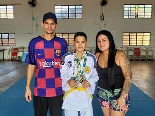 Alexandre Acosta Valdez (pai), Arthur e Andreia de Souza Carvalho (mãe) (Foto: Gabriel de Matos)