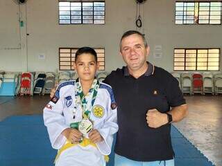 Arthur ao lado de Márcio Inácio de Lima, de 53 anos no tatame (Foto: Gabriel de Matos)