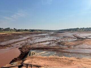 Situação do Nasa Park após o rompimento da barragem, com as casas do lado esquerdo (Foto: Divulgação)