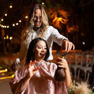 Para encarar “novo ciclo”, noiva corta o cabelo durante o casamento