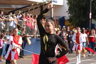 Ginasta durante desfile cívico-militar realizado em Campo Grande, no ano passado. (Foto: Henrique Kawaminami)