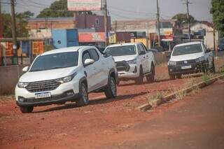 Carros foram deixados esta manhã no canteiro (Foto: Marcos Maluf)