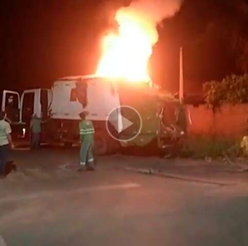 A caminho do aterro, caminh&atilde;o de coleta &eacute; destru&iacute;do por inc&ecirc;ndio