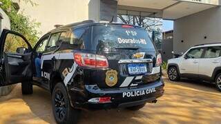 Viaturas da Polícia Civil durante buscas em um dos endereços ligados ao empresário (Foto: Leandro Holsbach)