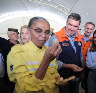 Ministra e o governador Eduardo Riedel em viagem a Corumbá. (Foto: Assessproa Governo)