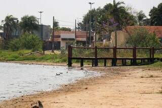 Trecho de praia da Lagoa Itatiaia, por conta da seca enfrentada neste ano (Foto: Henrique Kawaminami)