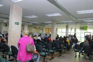 Pessoas aguardam por atendimento no saguão da Funtrab, em Campo Grande. (Foto: Marcos Maluf)