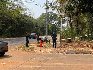 Corpo de Anderson foi encontrado na calçada da Avenida José Barbosa Rodrigues, durante a manhã desta quarta-feira (4). (Foto: Clara Farias)